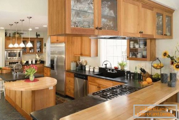 Moderna kutna kuhinja s oštrom i drvenom bar - fotografija u privatnoj kući