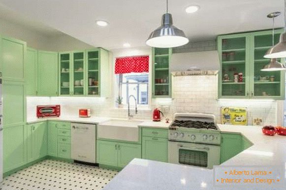 Zelena kutna kuhinja u privatnoj kući - moderni dizajn na fotografiji