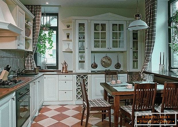 kuhinjski dizajn u privatnoj kućiс панорамными окнами