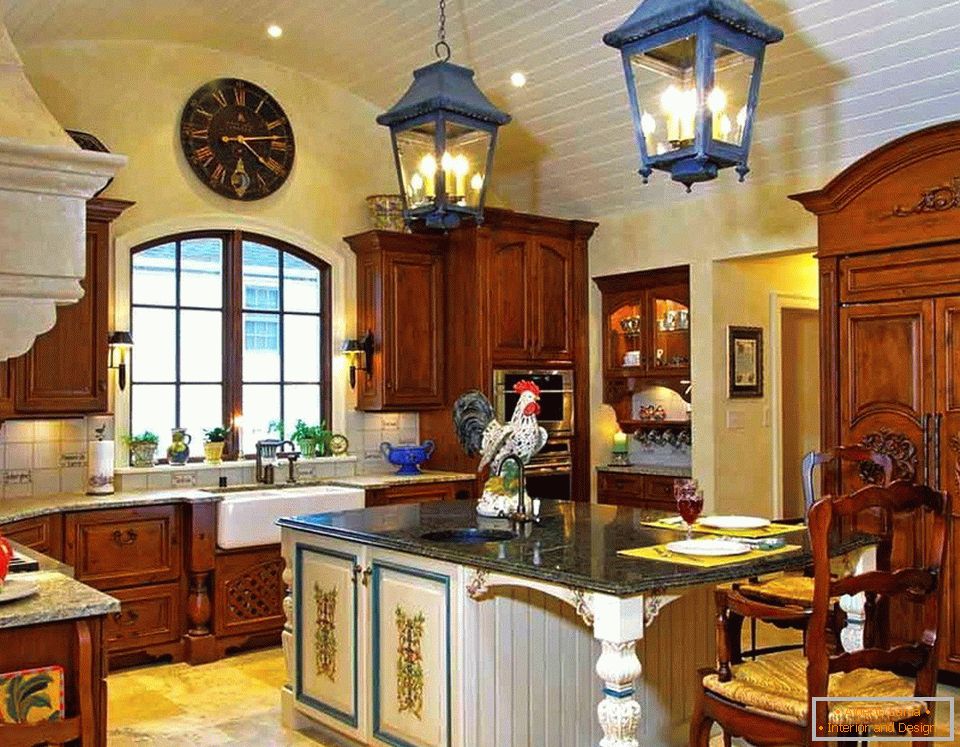 Svjetle boje u unutrašnjosti kuhinje u stilu zemlje