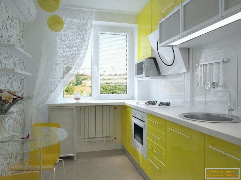 Interijer kuhinje u bijeloj i žutoj boji