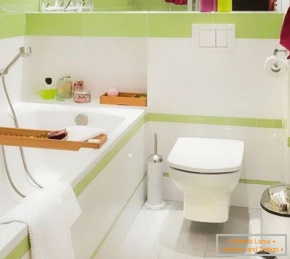 Mala kombinirana kupaonica s bijelim zelenim pločicama