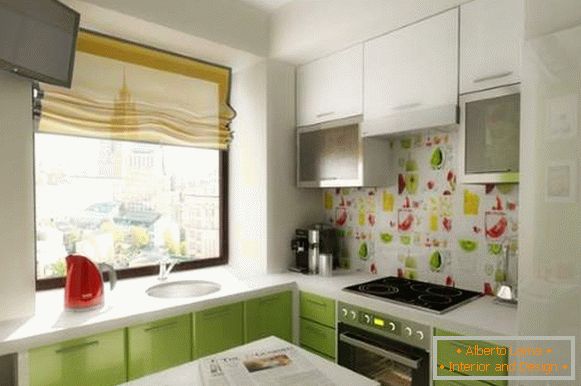 Male sobe za fotografije - dizajn bijele i zelene kuhinje u apartmanu