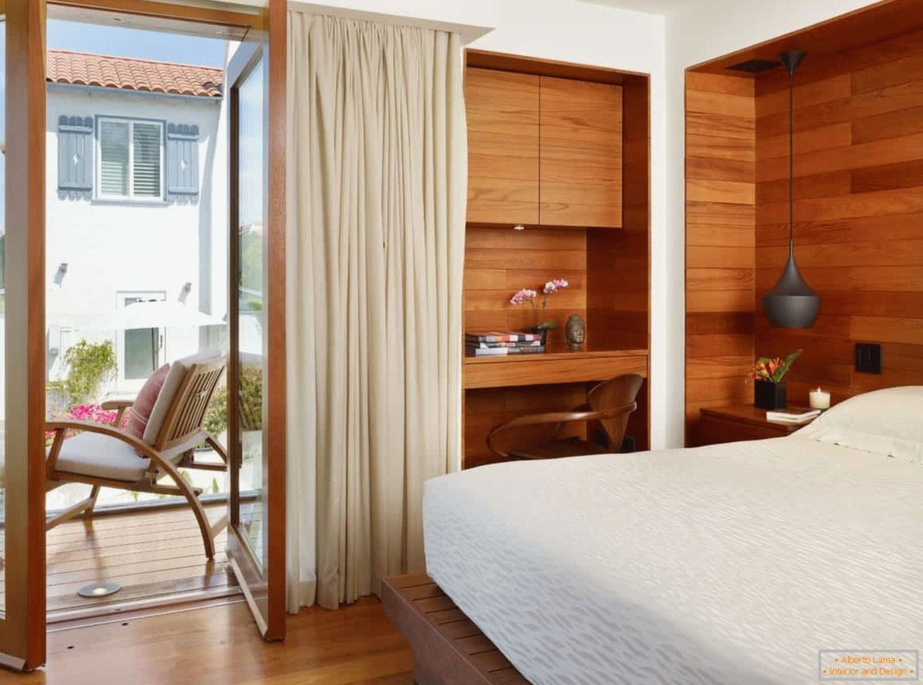 Mala spavaća soba s drvenim zidom