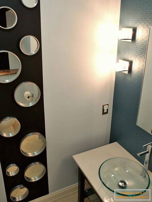 Mala kupaonica s ogledalima