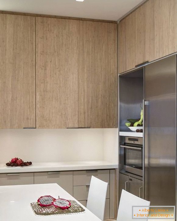Prekrasna interijer male kuhinje - fotografija s hladnjakom