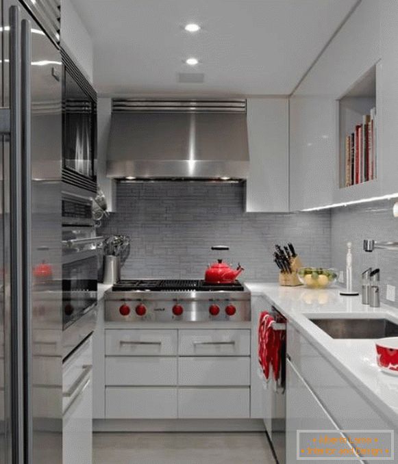 Moderna kuhinja od 5 m² s bijelim namještajem i stropom