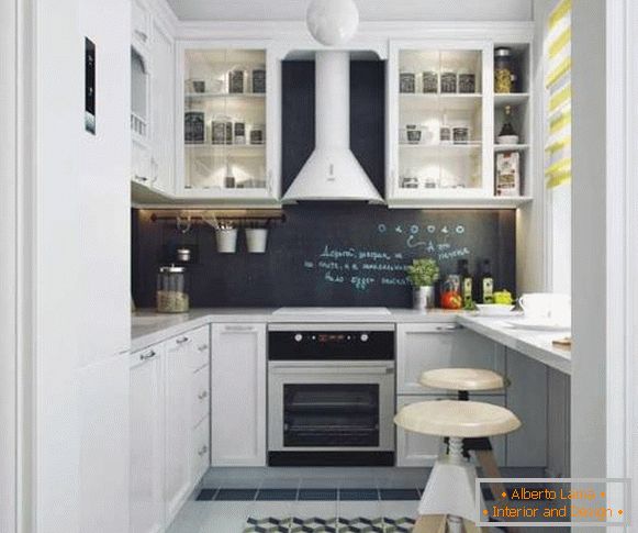 Suvremeni dizajn male kuhinje od 6 m2 sa šankom umjesto prozorskog krila