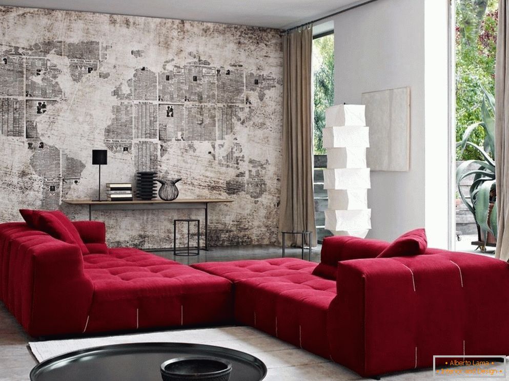 Crveni kauč u dnevnoj sobi