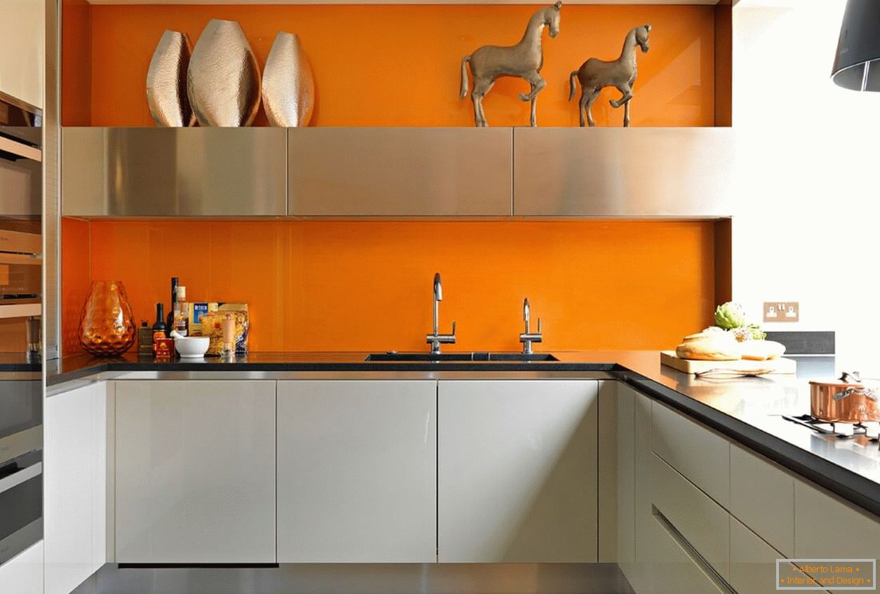Narančasta pregača u kuhinji