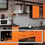 Moderna kuhinja u crnoj i narančastoj boji