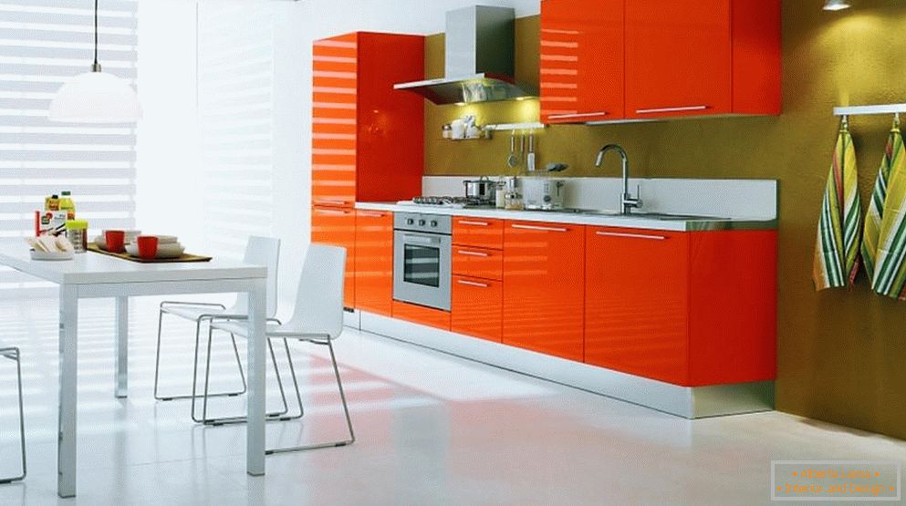 Bijeli poda i narančasti namještaj u kuhinji