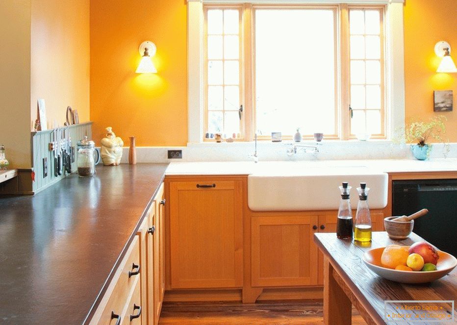 Narančasti zidovi u kuhinji