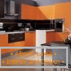 Kombinacija naranče i sive u kuhinji