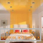 Bijela soba s narančastom prugom