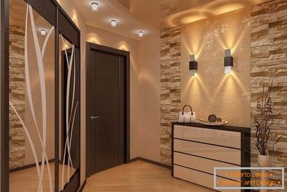 Prekrasan dizajn malog hodnika u privatnoj kući u stilu luksuza