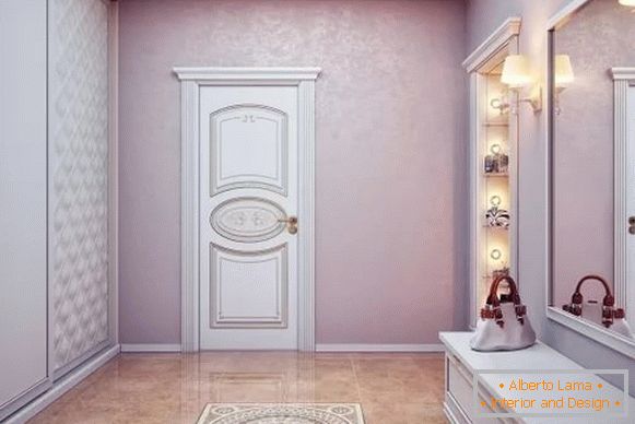 Dizajn velikog hodnika u privatnoj kući s bijelim ugrađenim garderobom