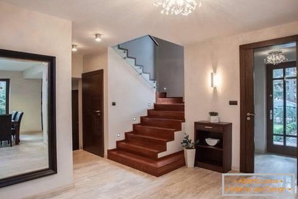 Dizajn hodnika u privatnoj kući s velikim zrcalima i stubama