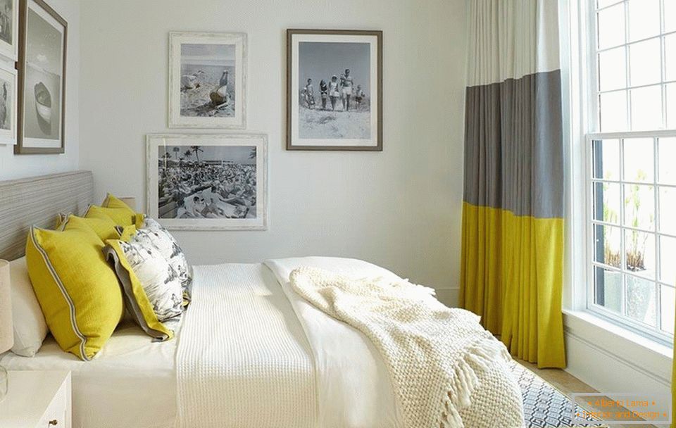 Zavjese na unutarnjoj strani spavaće sobe u kombinaciji s bijelom siva i senfa