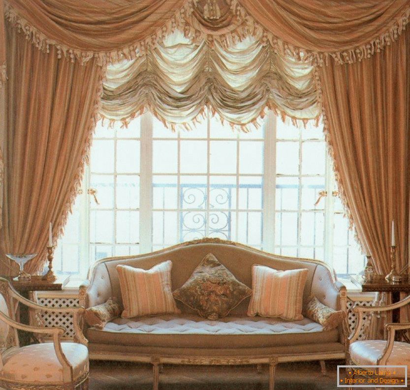 Interijer s elegantnim zavjesama i kaučem