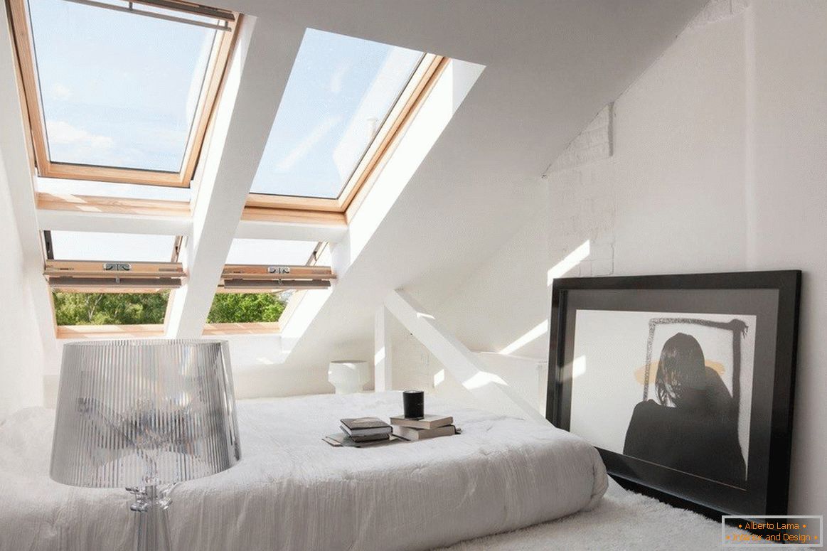 Ugodna spavaća soba s prozorima na krovu