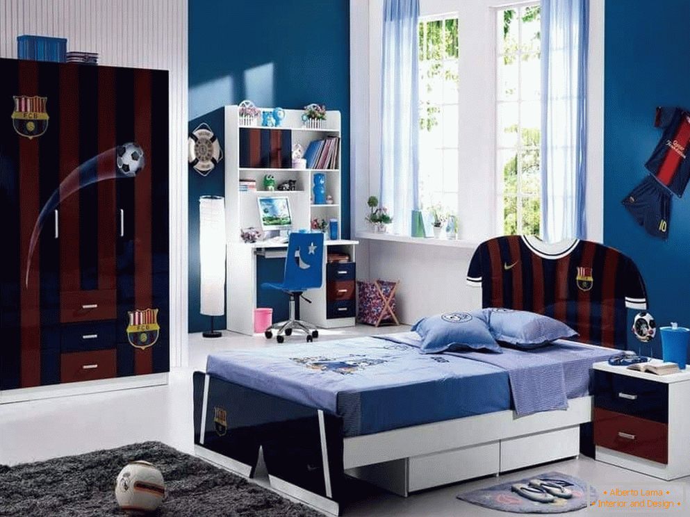 Dizajn spavaće sobe u sportskom stilu za dječaka