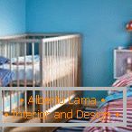 Uređenje spavaće sobe s dječjim krevetom u plavom tonu