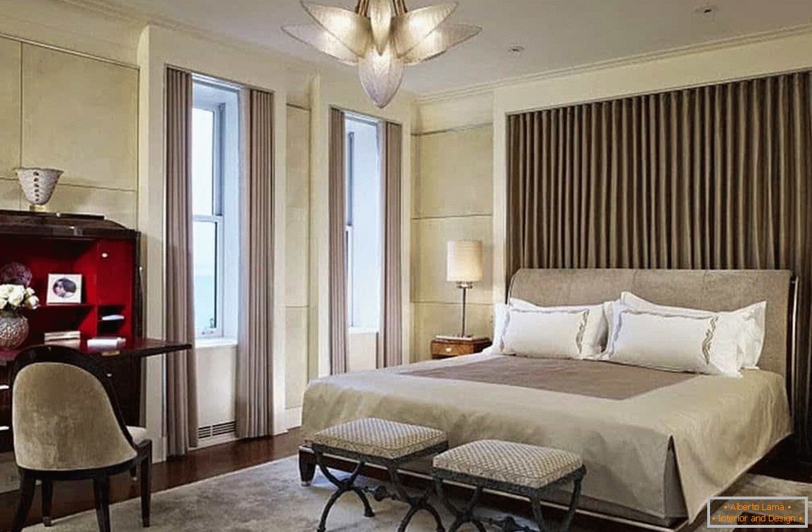 U dizajnu spavaće sobe u klasičnom stilu, vintage elemenata namještaja