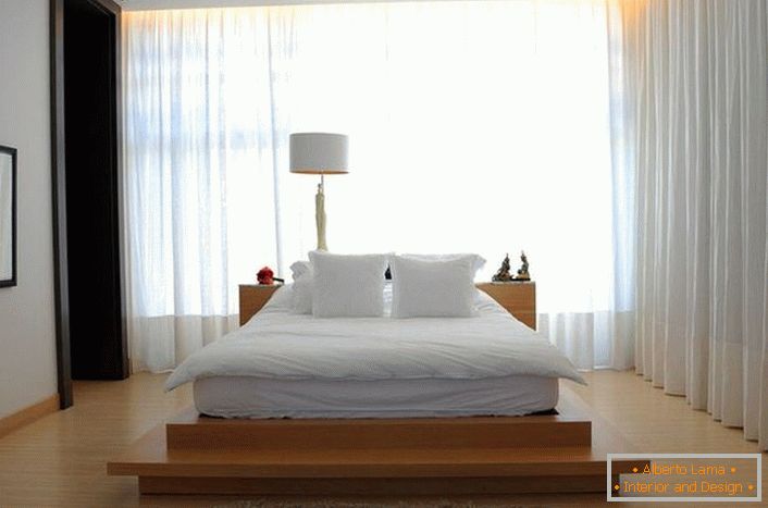 Krevet se podsjeća na veliki mekani krevet, koji se nalazi na visokoj pisti od drva. Zavjese od mekog, prozirnog, letećeg tkanina čine atmosferu u sobi romantičnom i opuštajućom. 