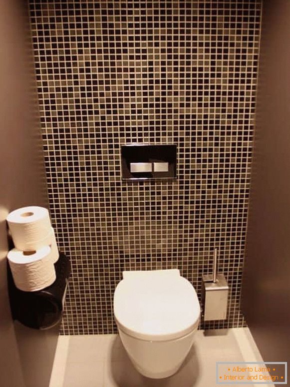Kombinacija zidova s ​​pločicama i slikanje u malom WC-u
