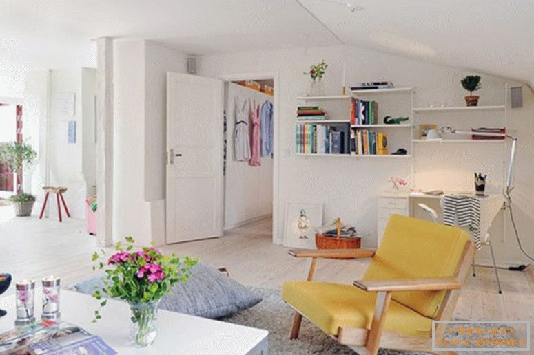 sjajan-unutarnja-dizajn-mala-apartmani-u-moderne-shema-sa-bijelom-nijansu-smart-dekoracija-i-police-na-bijelo-zidovima-prostor-također-cvijet-na-vazi-i-kavu- stol