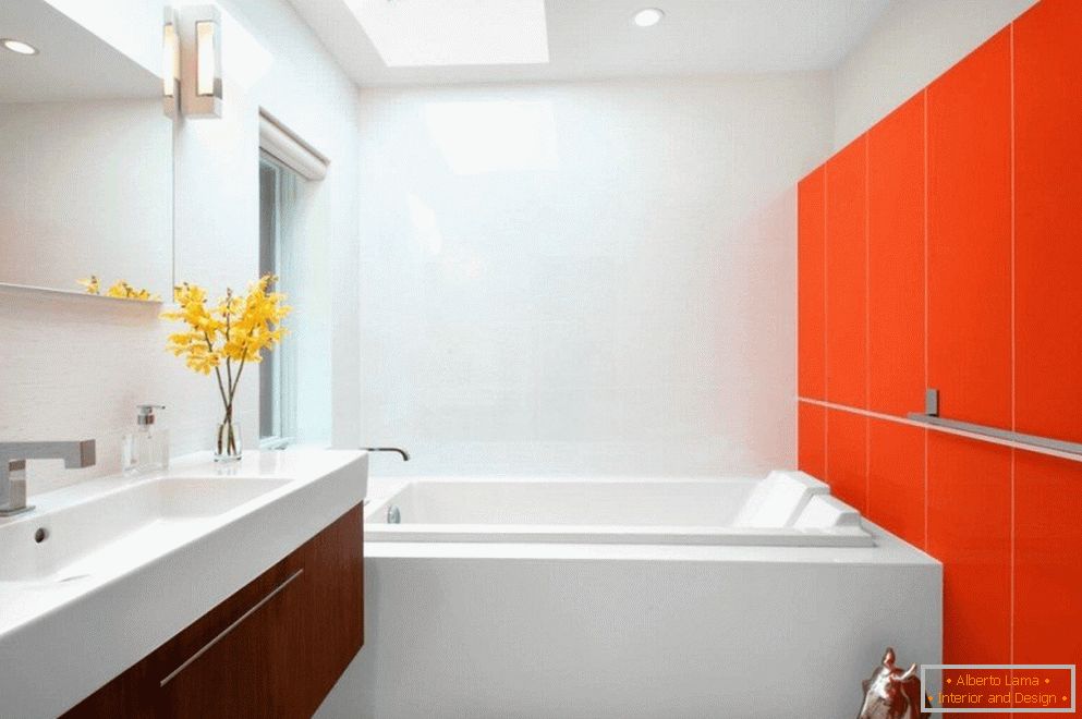 Narančasto-bijela unutarnja kupaonica