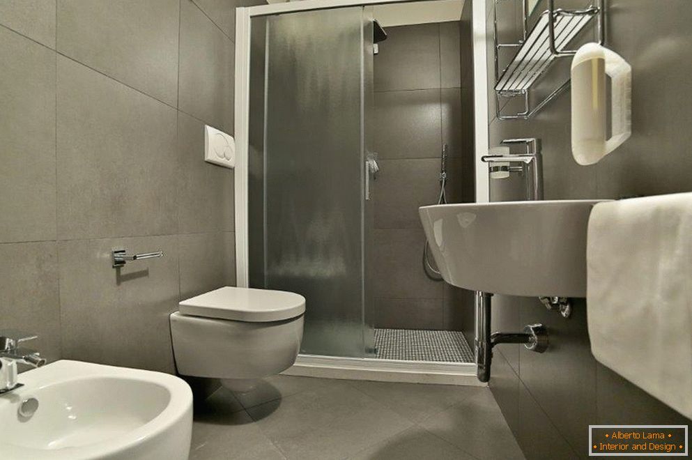 Siva kupaonica interijera