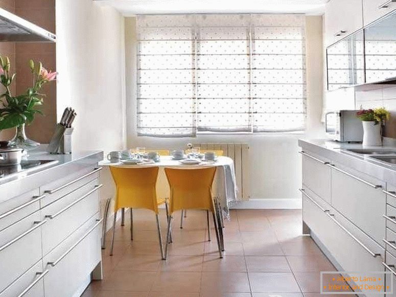 Dizajn dugotrajne kuhinje 12 кв м с окном