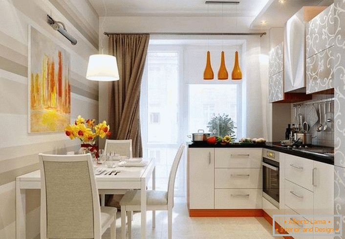Moderan dizajn za interijer kuhinje 12 četvornih metara. Akcenti naranče čine sobu toplijom.