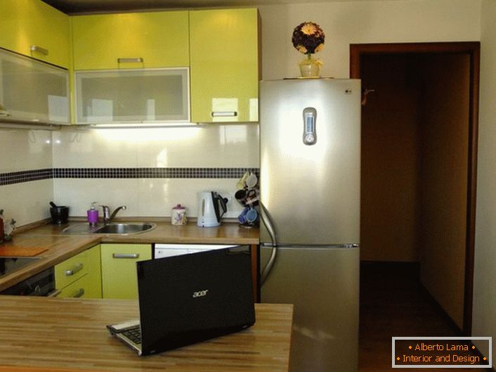Moderna kuhinja površine od 12 kvadratnih metara nježne boje masline. Kuhinjski prostor organiziran je na praktičan i funkcionalan način.