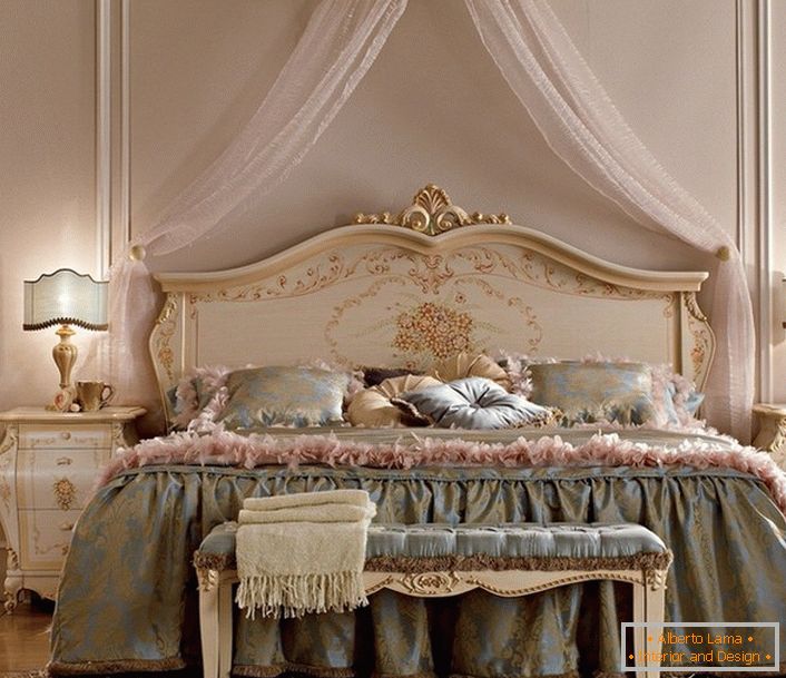 Lagana nadstrešnica iznad kreveta čini atmosferu u sobi ugodnom i romantičnom.