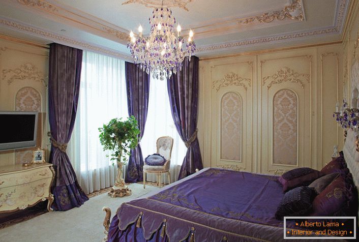 Za dizajn spavaće sobe u baroknom stilu, dizajner je koristio tamne ljubičaste naglascima.