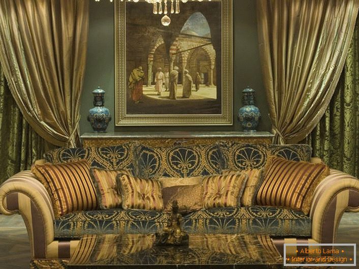 Moderna masivna sofa s mekim presvlakama ukrašena je jastucima različitih veličina u skladu s stilom baroka.