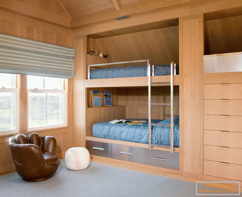 Krevet na kat u spavaćoj sobi s drvenim oblogama