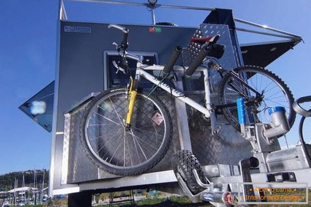Mini-kuća na kotačima: na stražnjem zidu nalazi se bicikl