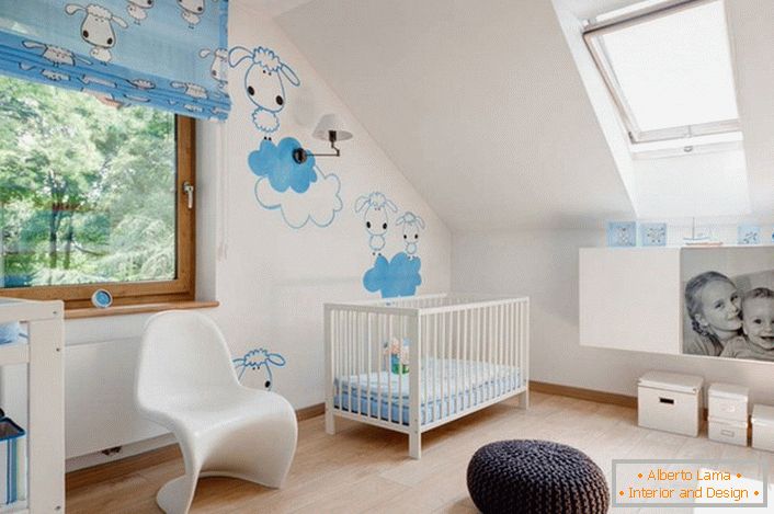 Dizajn interijera dječje sobe u skandinavskom stilu zanimljiv je kreativnim dizajnom zidova. Naljepci za crteže - prikladna opcija za dječju dekoraciju.