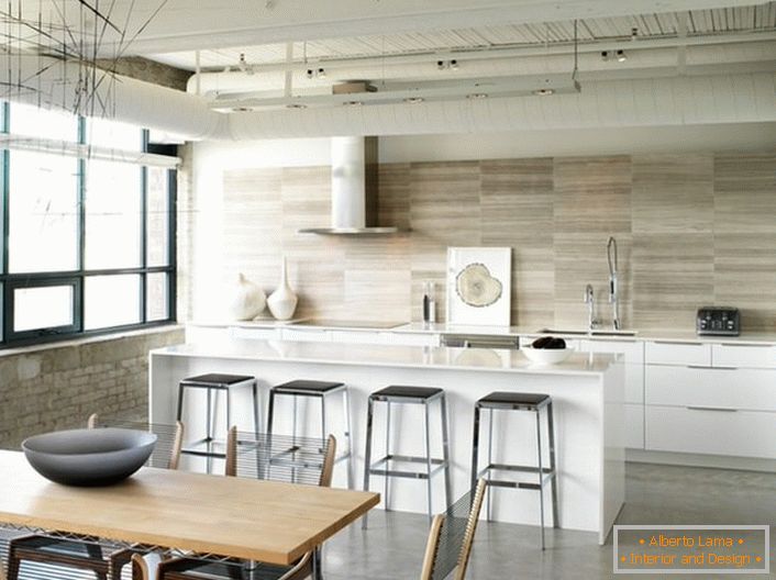 Pravo je opcija zoniranje kuhinjskog prostora u stilu potkrovlja. Jednostavnost, skromnost, funkcionalnost i praktičnost stil su prave hostese.