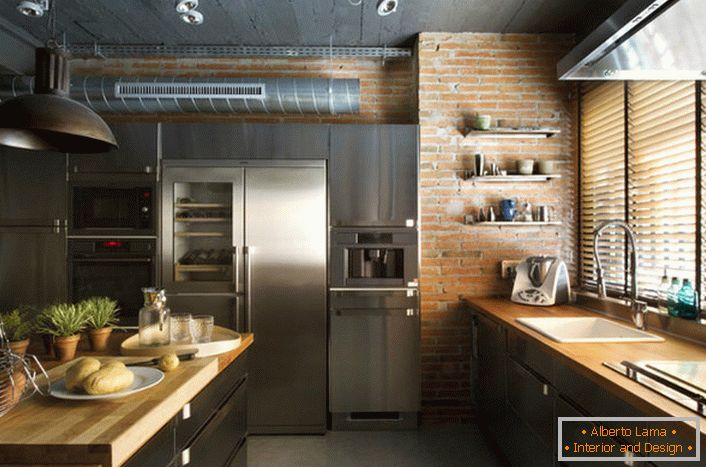 Kuhinjski prostor u potkrovlju. Točan primjer funkcionalne organizacije - prag prozora uključen je u radno područje.