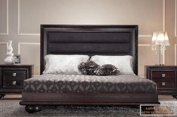 Wenge krevet s visokom mekom krevetom je neobična, kreativna rješenja za obični gradski stan.