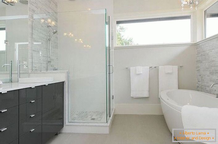 Prostrana modernistička kupaonica s pravom rasvjetom uređuje poznati dizajner Francuske. 