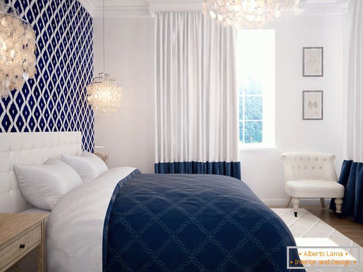 Spavaća soba u mediteranskom stilu karakterizira nisko-ključni dizajn. Povoljna kombinacija bijelih i plavih boja baca morske motive i postavlja se za odmor.