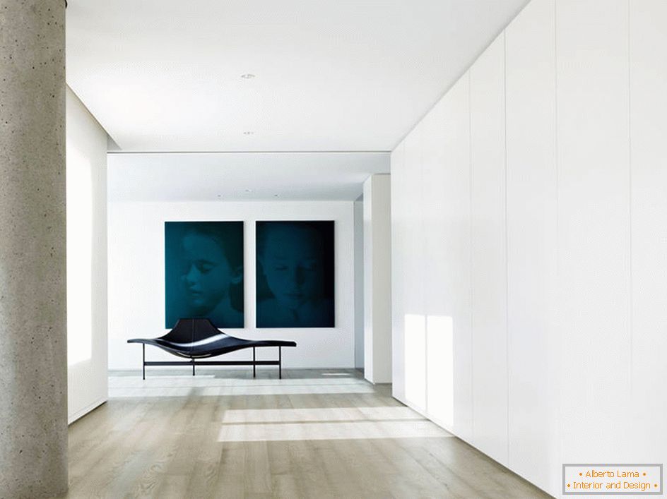 Živahni primjer minimalističkog dizajna dvorane u ladanjskoj kući.