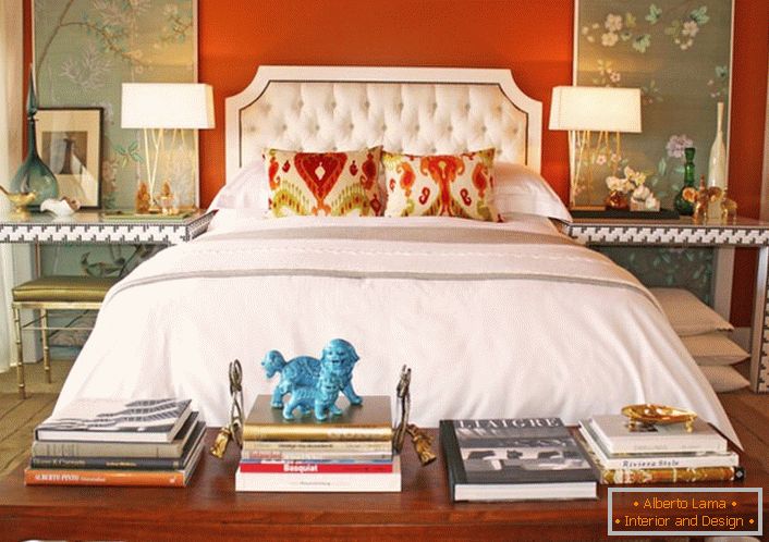 Svijetli interijer u eklektičnom stilu za spavaću sobu. Dimenzija sive boje u cilju uspješno se kombinira s kontrastnim narančastim bojama.