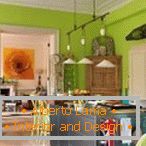 Kuhinja s lagano zelenim zidovima